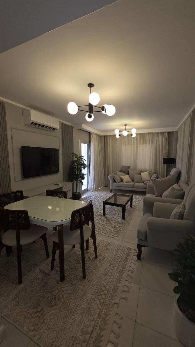 شقة للايجار المفروش بمدينتي107م فيB2جاردن فيو 